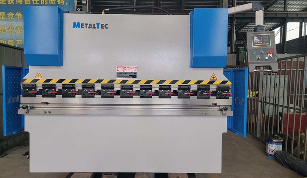 Листогибочный гидравлический пресс MetalTec HBM 40/2500 (Е22, инвертор заднего упора) — фото 2