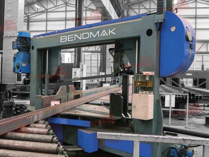 Полуавтоматический двухстоечный ленточнопильный станок BENDMAK AST-1300/600 — фото 2