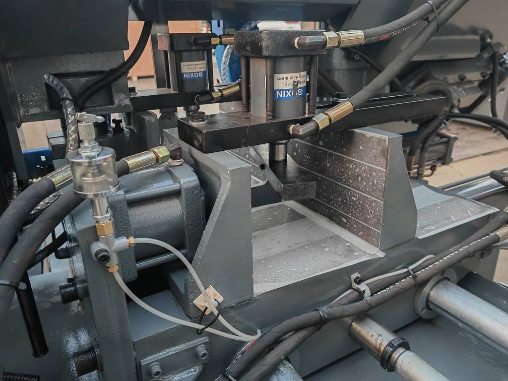 Автоматический колонный ленточнопильный станок MetalTec BS 300 ZA поворот до 60° — фото 10